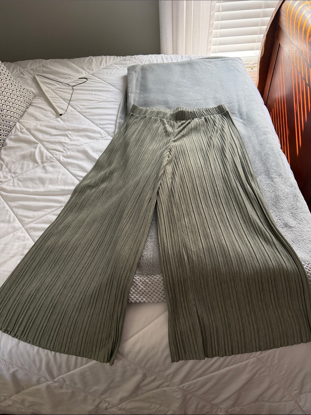 J. Jill Olive Green Pleated Wide-Leg Cropped Pants